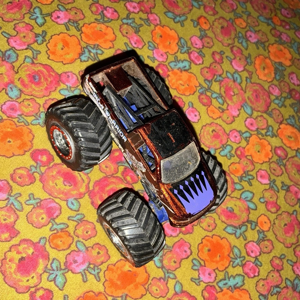 IRON WARRIOR SPECTRAFLAMES PLASTIC BASE MONSTER JAM TRUCKS HOT WHEELS NICE‎